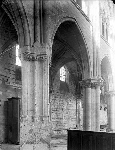 Eglise. Vue intérieure de la première travée nord de la nef