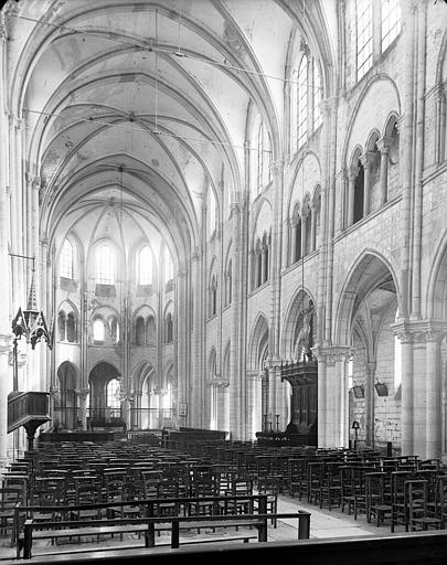 Eglise. Vue intérieure de la nef côté sud