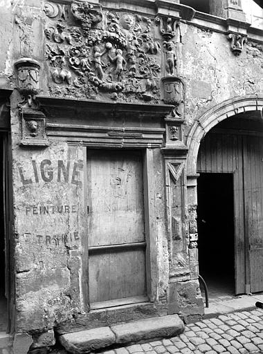 Petite porte sur rue surmontée d'un bas-relief