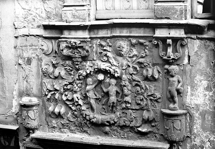 Petite porte sur rue : bas-relief