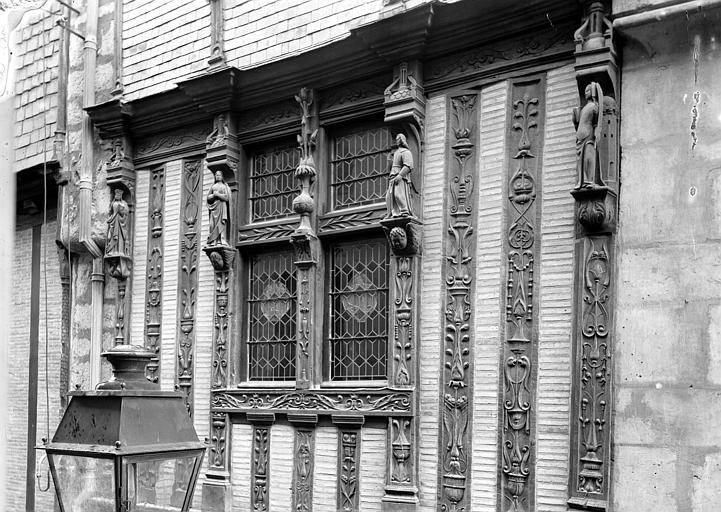 Façade sur rue : fenêtre Renaissance et pans de bois sculptés