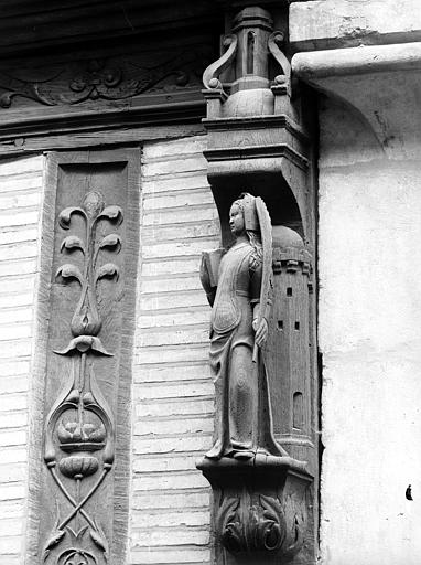 Façade sur rue, côté droit : statuette