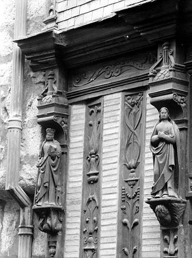 Façade sur rue, côté gauche : statuettes et pans de bois sculptés