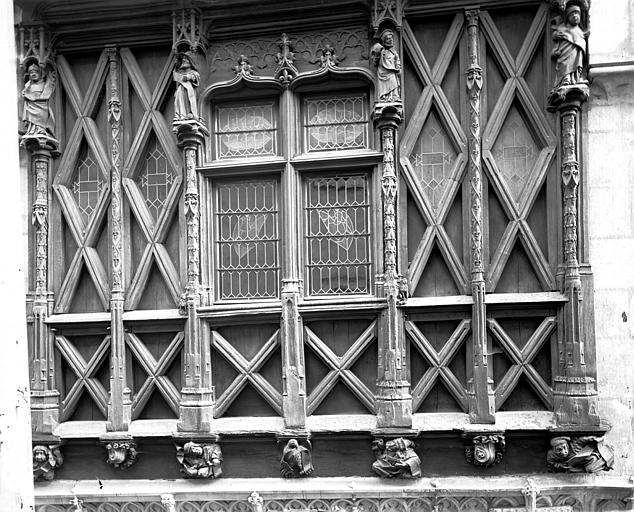 Façade sur rue : fenêtre Renaissance et pans de bois sculptés