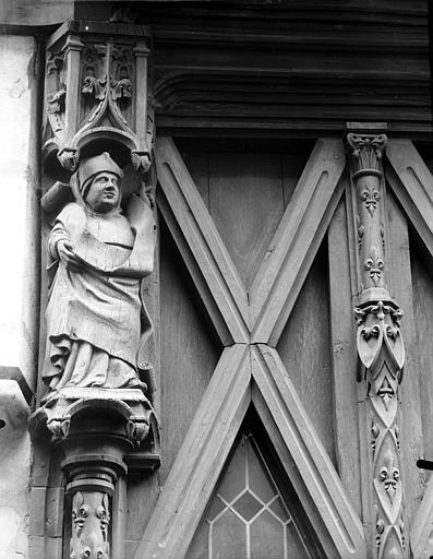 Façade sur rue à pans de bois sculptés : première statuette à gauche de la fenêtre