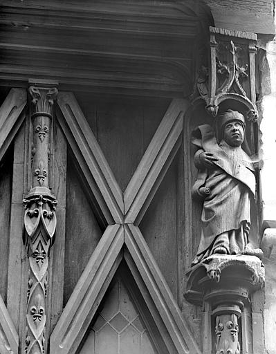 Façade sur rue à pans de bois sculptés : deuxième statuette à droite de la fenêtre