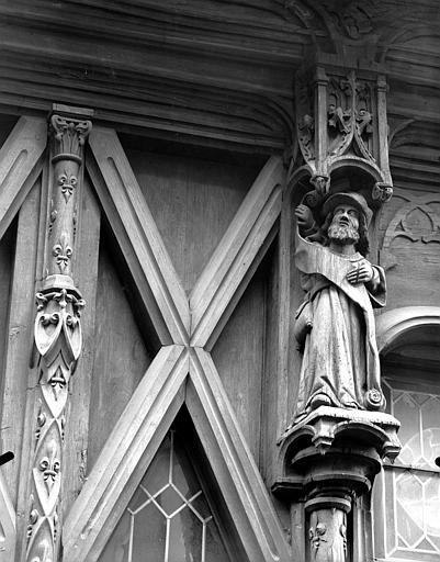 Façade sur rue à pans de bois sculptés : deuxième statuette à gauche de la fenêtre