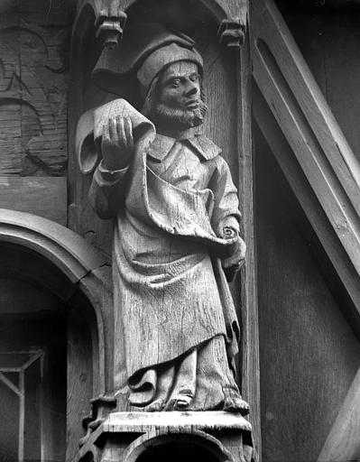 Façade sur rue à pans de bois sculptés : première statuette à droite de la fenêtre