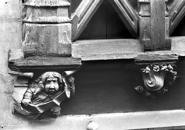 Façade sur rue à pans de bois sculptés : première culot (côté gauche)