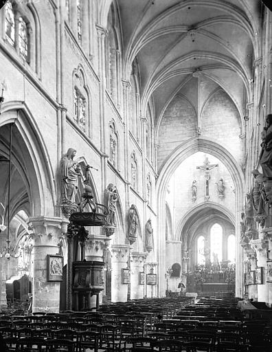 Vue intérieure de la nef vers le choeur