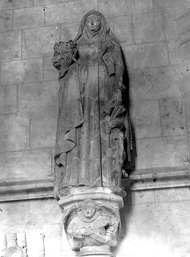 Statue de la chapelle : sainte Elisabeth de Hongrie