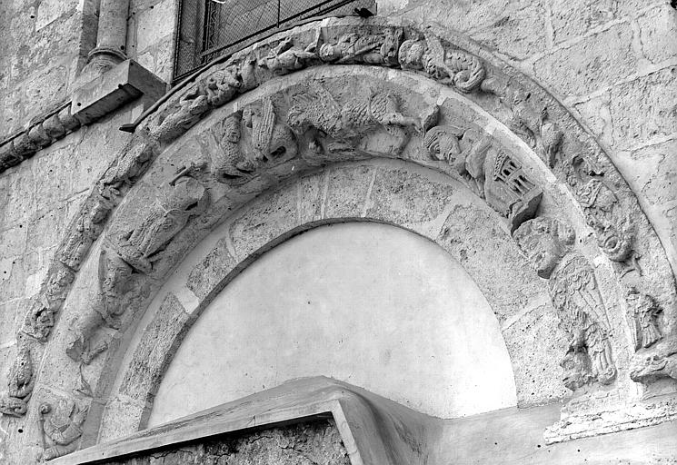 Porte sud : arc extérieur sculpté