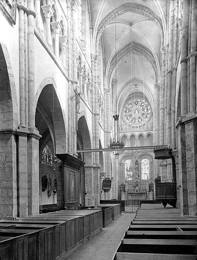 Vue intérieure de la nef vers le choeur