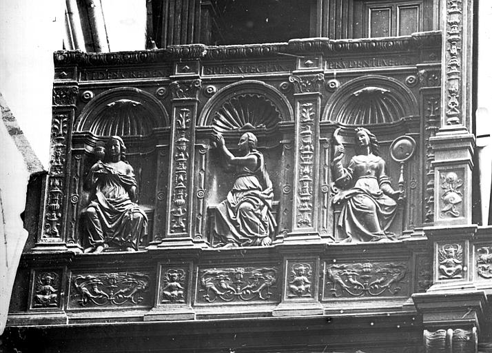 Buffet de l'orgue, côté gauche : statues des vertus dans des niches (la Foi, l'Espérance, la Prudence)