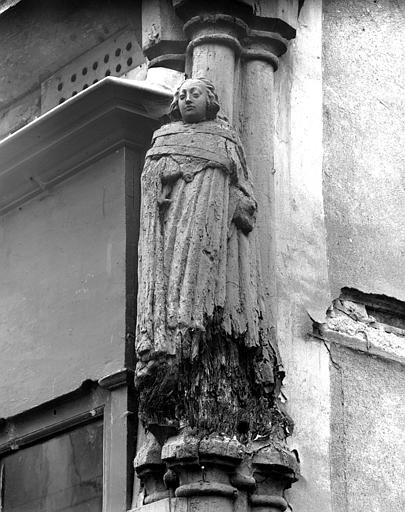 Statue adossée à une colonne d'angle