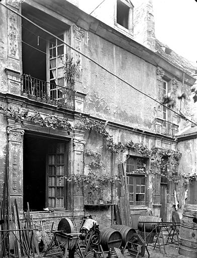 Cour intérieure : vue d'ensemble de la façade