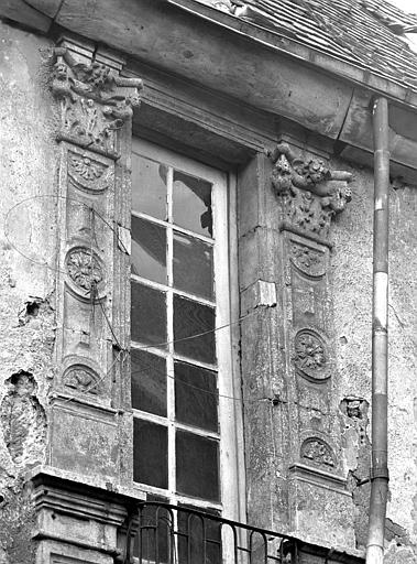 Cour intérieure : fenêtre bordée de pilastres