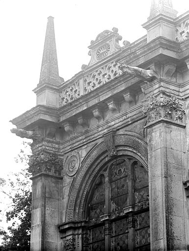 Façade nord, côté ouest : détails architecturaux et motifs Renaissance