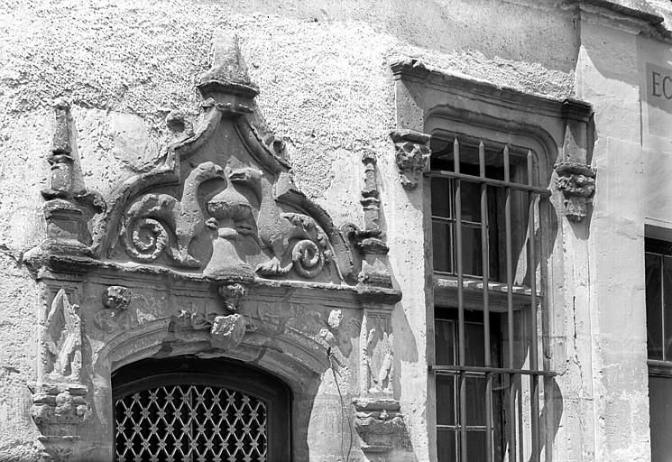 Ancien auditoire : fronton sculpté de la porte d'entrée