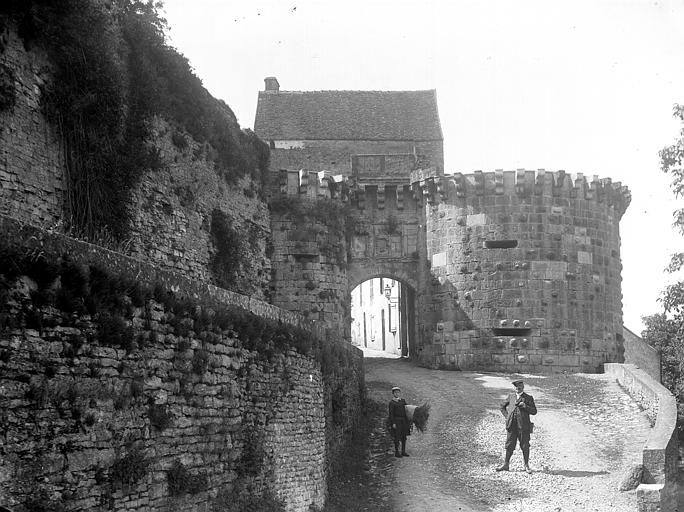 Vue d'ensemble, côté nord des remparts