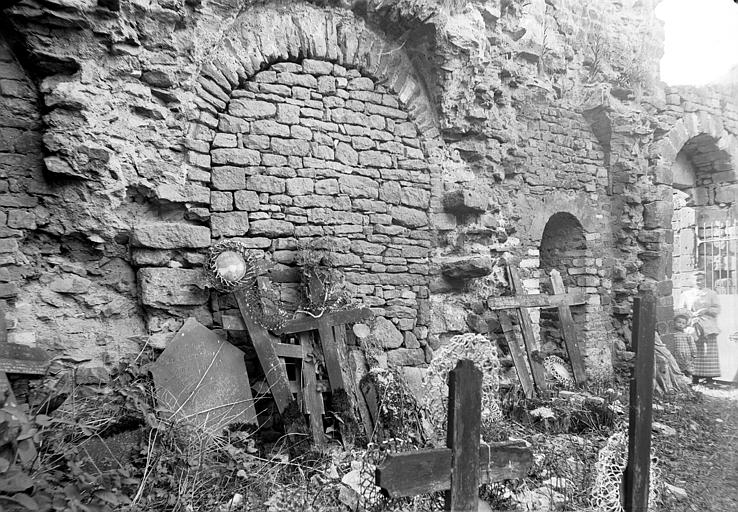 Vestiges de l'église : mur avec arcades