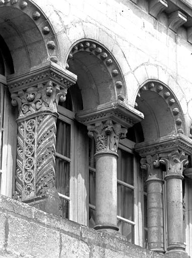 Soubassement de la terrasse : Arcatures de fenêtres