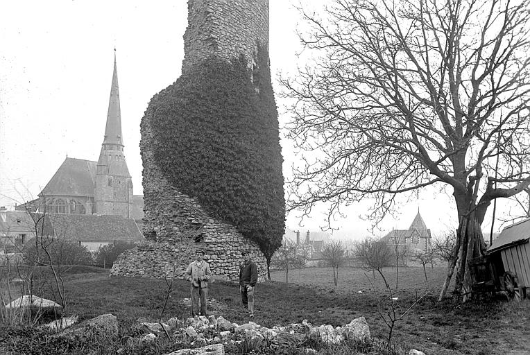 Restes d'un donjon : Soubassement extérieur