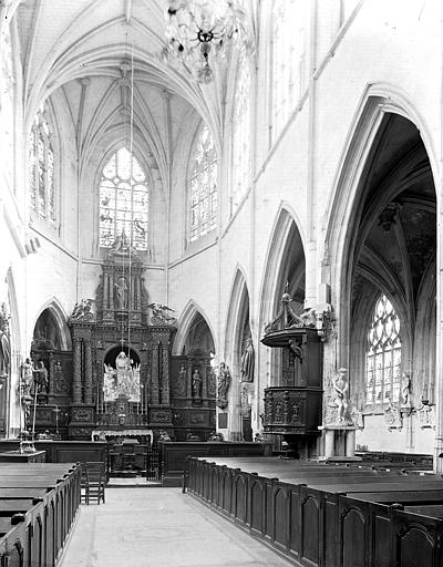 Vue intérieure de la nef vers le choeur