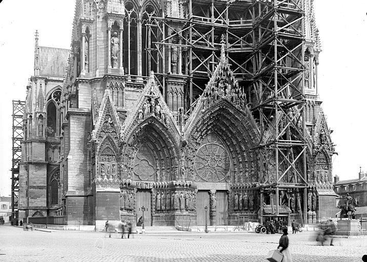 Façade ouest : vue d'ensemble des portails