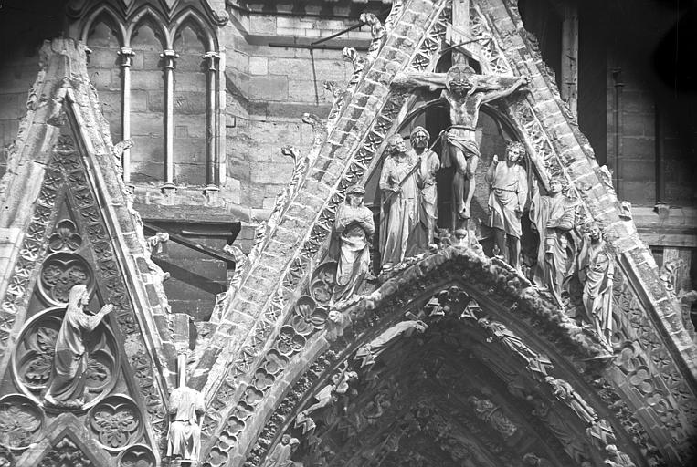 Façade ouest, gable du portail nord : calvaire