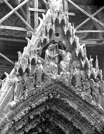 Façade ouest, gable du portail central