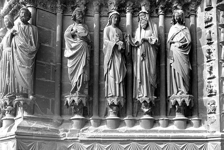 Portail central de la façade ouest : statues de l'ébrasement gauche