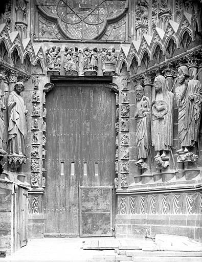 Portail sud de la façade ouest : porte, linteau et statues des ébrasements