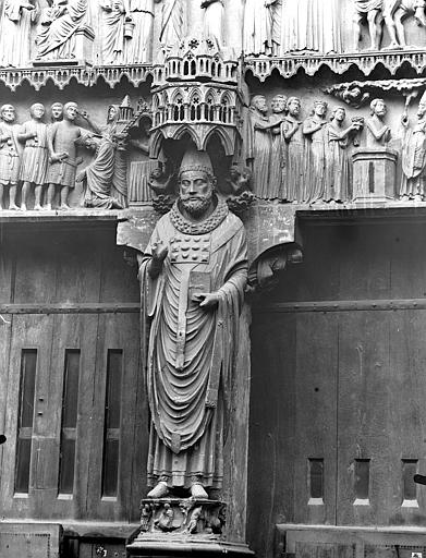 Portail Saint-Sixte (transept nord) : statue du trumeau