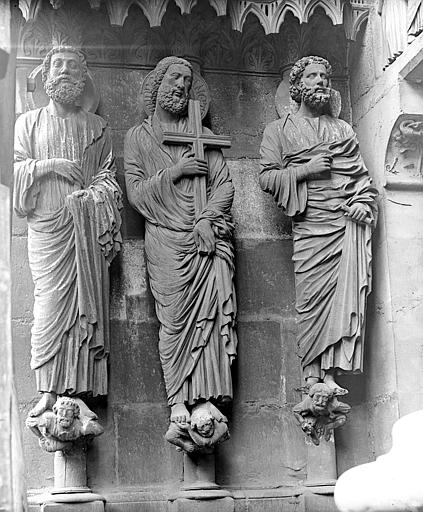 Portail du Jugement dernier (façade nord). Statues de l'ébrasement gauche : Saint Barthélémy, saint André et saint Pierre