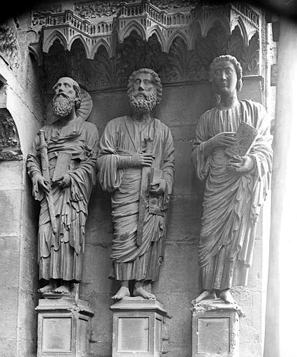 Portail du Jugement dernier (façade nord). Statues de l'ébrasement droit : Saint Jean, saint Jacques et saint Paul