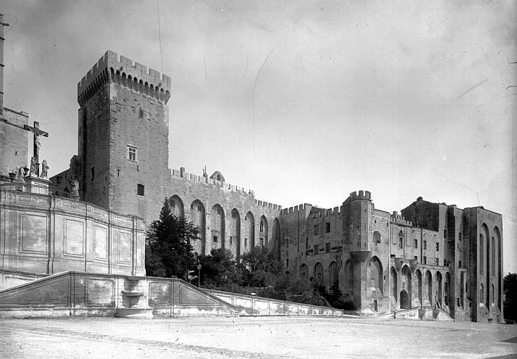 Façade sur la place