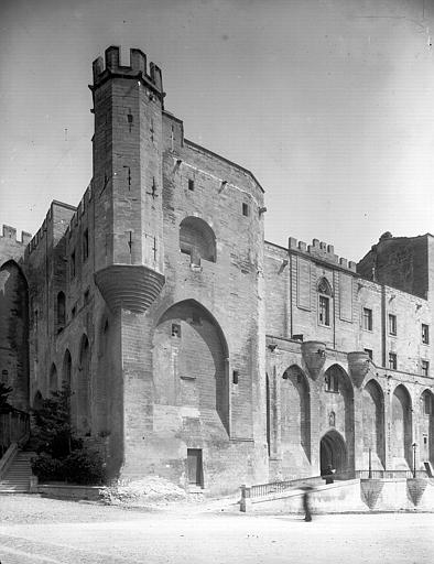 Partie de la façade sur la place, échauguette