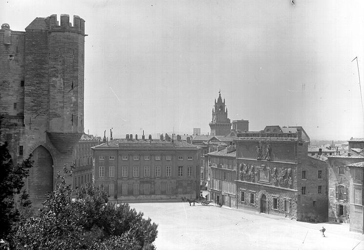 Echauguette de la façade sur la place, place et ancien Hôtel des Monnaies, conservatoire