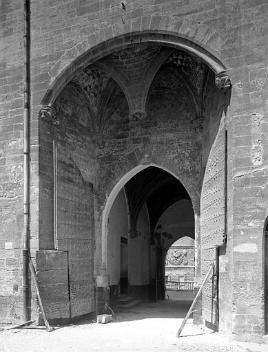 Porte d'entrée ouest, vue de la grande cour sur la façade est