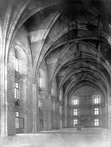 Salle haute du Consistoire au premier étage ou chapelle de Clément VI