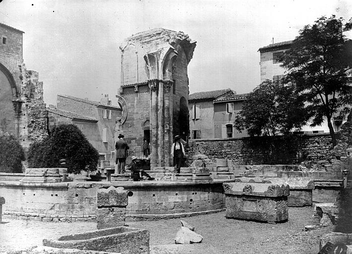 Côté abside, sarcophage