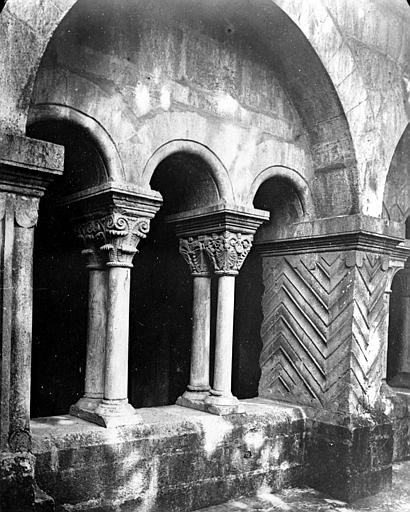 Vue extérieure du cloître, une série d'arcades