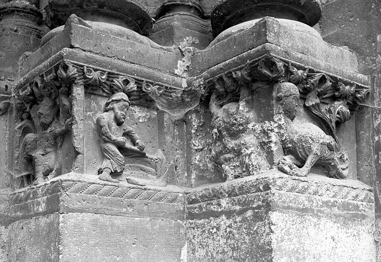 Soubassement des statues du portail occidental, zodiaque : travaux des mois de Mai, Juin