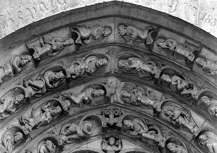 Console du linteau de droite de la porte latérale de droite