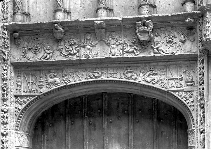 Bras nord du transept, cintre inférieur du portail