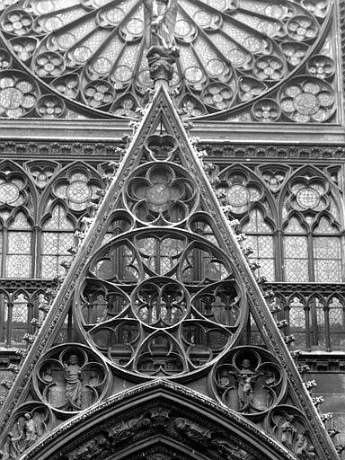 Gable du portail des Libraires