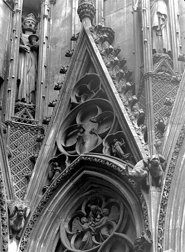 Gable de l'ébrasement de droite du portail des Libraires