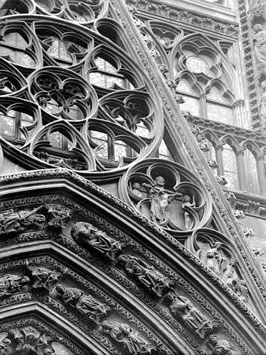 Gable côté droit du portail des Libraires