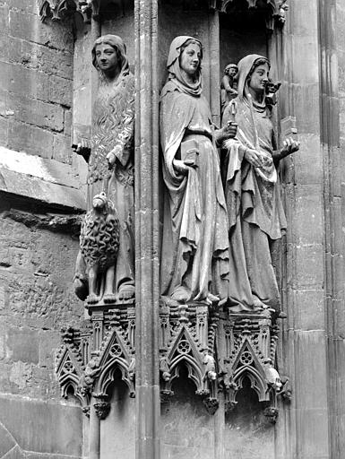 Cour des Libraires; statues regardant l'ouest : Sainte-Apolline, Sainte-Geneviève